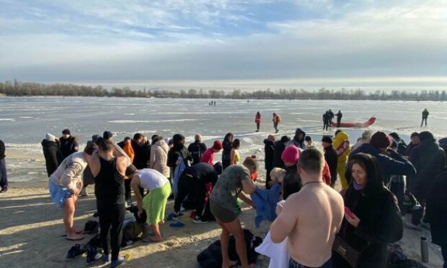 Предстоятель УПЦ Митрополит Онуфрій освятив води Дніпра на Оболоні