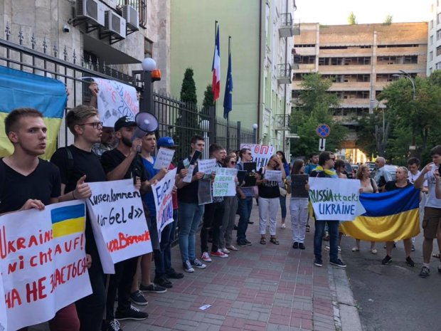 Киевляне пришли под посольства стран, которые поддержали возвращение РФ в ПАСЕ. Число протестующих растет. Фото