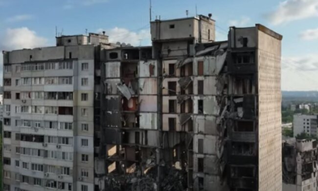 Поврежденный россией жилой дом в Харькове. Фото: скриншот YouTube-видео