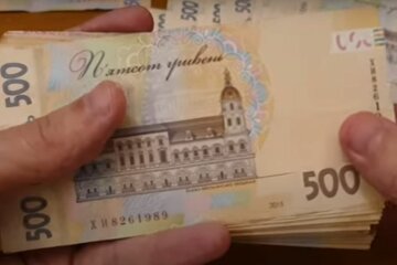 Украинцам рассказали, сколько наличных держать дома на случай блекаута. Фото: Скрин YouTube