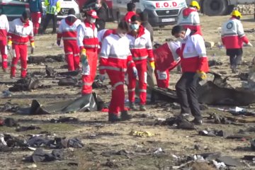 Эксперты изучали обломки лайнера, фото: скриншот с YouTube