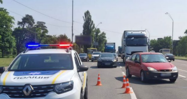 У Києві терміново масово перекривають проїзд дорогами - мінімум до ночі. Фото: Патрульна поліція