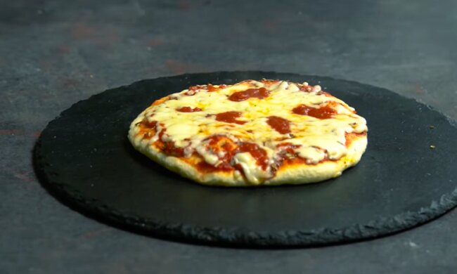 Пицца в микроволновке. Фото: YouTube