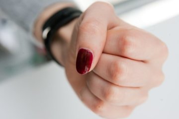 В Николаеве подростки жестоко избили школьницу и снимали все на видео