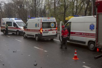 Страшное ДТП: в Киеве на Покрову маршрутка снесла столб - есть пострадавшие