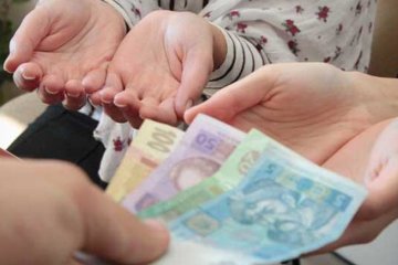 Украинцы в панике: больничные и декретные больше не выплачивают, что происходит