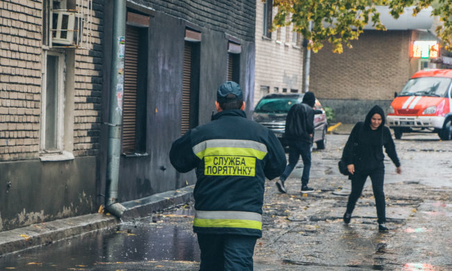 Возле аварийного общежития