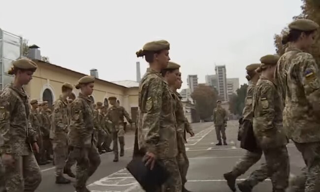 Девушки в армии. Фото: скриншот YouTube-видео