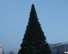 Разваливается прямо на глазах: на Херсонщине ЧП с новогодней елкой