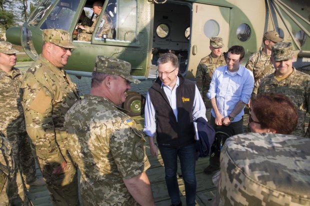 Волкер сразу после выборов срочно летит в Украину
