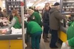 В Киеве люди сметают все товары в магазинах из-за карантина. Фото: Новый канал