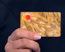 Банківська картка. Фото: скрін відео