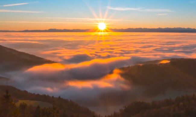 Восход солнца в горах.  Фото: скриншот YouTube-видео