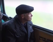 Пенсионер в транспорте. Фото: скриншот YouTube