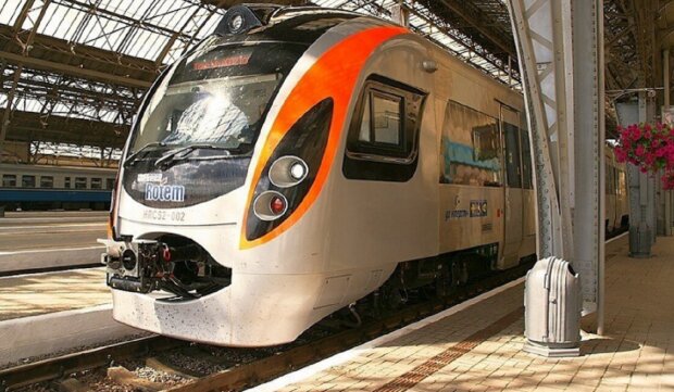 Потяг Intercity на вокзалі у Львові, фото: youtube.com