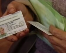 Пенсионное удостоверение. Фото: скриншот YouTube-видео