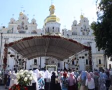 Возле Киево-Печерской Лавры собралась толпа верующих. Фото: скриншот YouTube