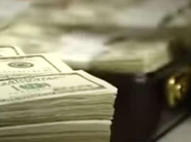 Долари. Фото: скріншот YouTube