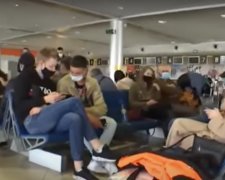 Заробитчане в  в аэропорту "Борисполь" ждут вылет в Лондон, скриншот YouTube