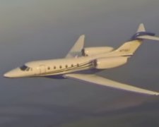 Полет самолета в небе, фото: Скриншот YouTube