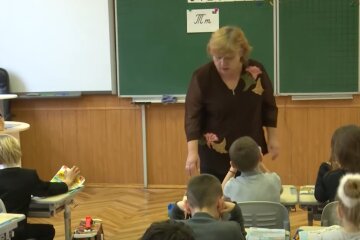 В Украине - 32 тысяч "лишних" учителей. Фото: скрин youtube