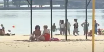 Отдыхающие на Днепре. Фото: скриншот YouTube