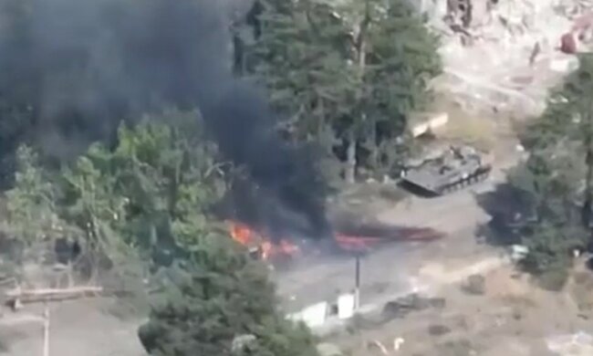 Горит танк рф. Фото: скриншот Telegram-видео