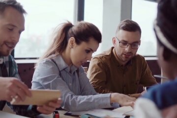 Люди. Фото: YouTube, скрин