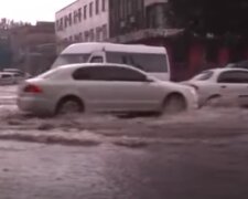 Украинский город уходит под воду, маршрутки поплыли, люди по пояс в воде