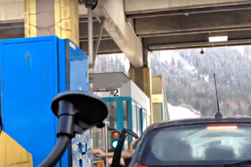 Платна дорога. Фото: скріншот YouTube-відео.