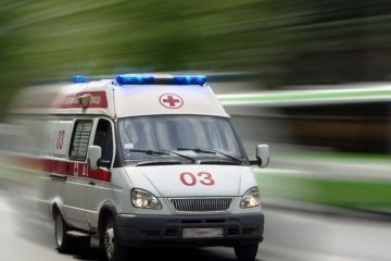 Все произошло в считанные секунды: молодая мама шла с детьми. Их привалило забором. Видео