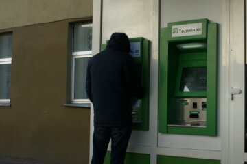 Возле банкомата ПриватБанка. Фото: YouTube, скриншот