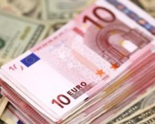 Гривна продолжает ''давить'' доллар и евро: курс НБУ на 12 августа