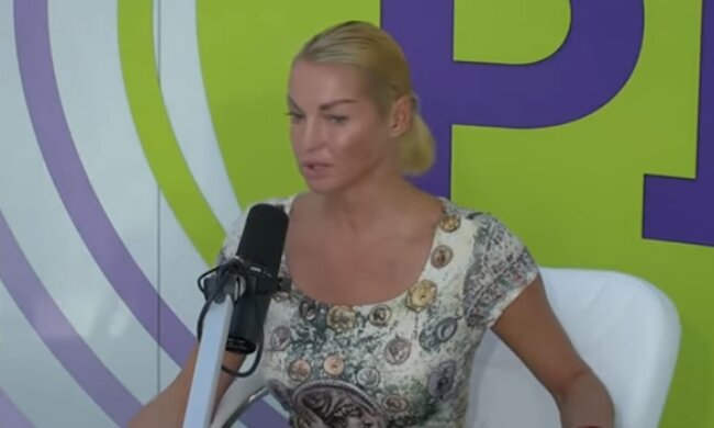 Балерина Анастасия Волочкова напялила шубу и отправилась на огород. Фото: скриншот YouTube
