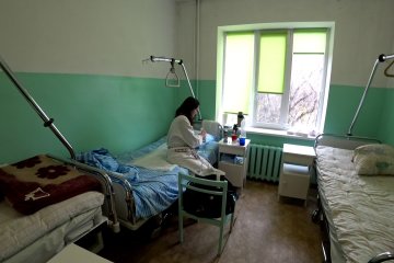 В хлеву со скотиной и то комфортней: украинцы показали условия обсервации – лучше присядьте (видео)