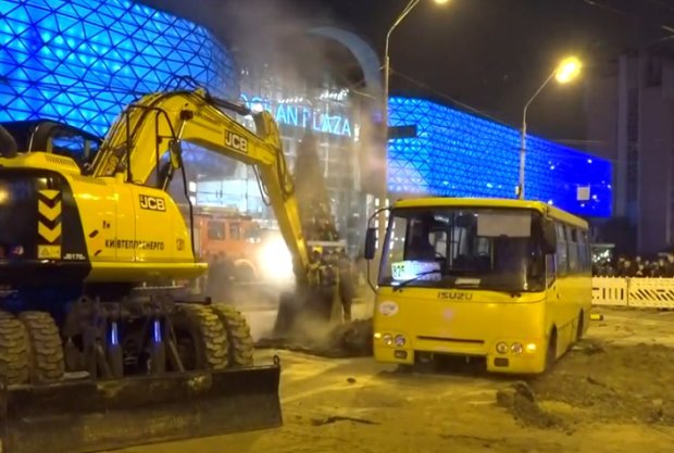 В Киеве прорвало трубу с кипятком. Фото: YouTube