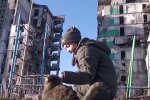 Девочка на фоне разрушенного дома. Фото: скриншот YouTube-видео