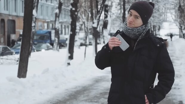 Смартфон зимой. Фото: YouTube