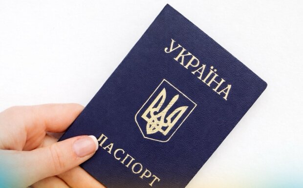 Кто не вклеил новое фото в паспорт: правила сменили, как теперь — куда идти и сколько стоит