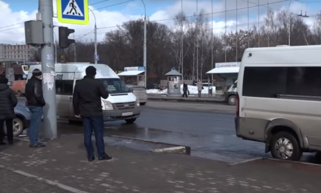 Водитель маршрутки выгнал девочек подростков, фото: скриншот YouTube