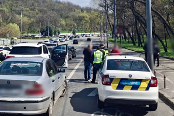 На дорогах масова облава – машини відправляють на стоянку, а водіям дають штраф