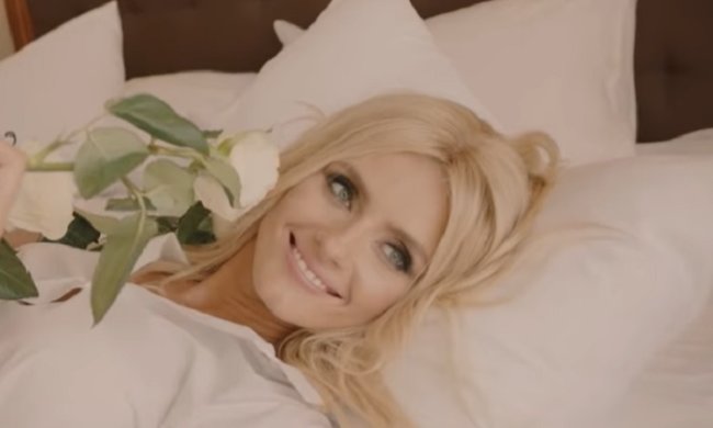 Ирина Федишин. Кадр из клипа "Білі троянди"