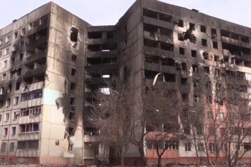 Зруйнований будинок в Маріуполі. Фото: скріншот YouTube-відео