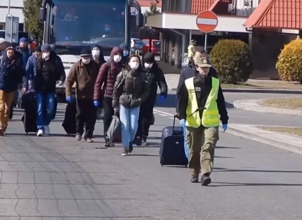 Украинцы заробитчане вернулись с Польши. Фото: скриншот YouTube