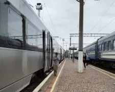 Приміський поїзд на станції Полтава-Південна
