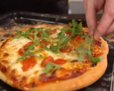 В Сети появился скандальный ролик рекламы пиццерии. Фото: скриншот YouTube-видео