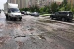Киевские улицы превратились в ужас — автобусы проваливаются в ямы