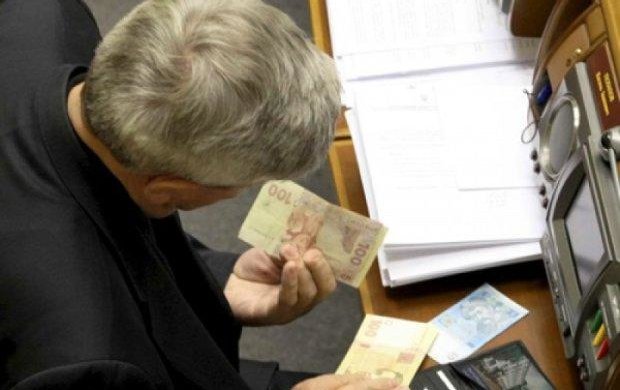 Порошенко и Луценко учатся быть нищими: опубликованы зарплаты нардепов за октябрь