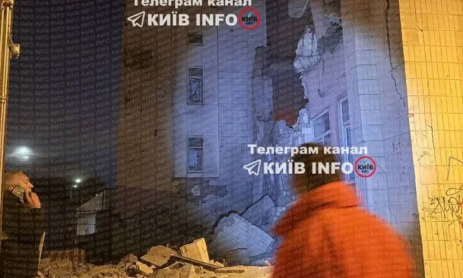 Пожежа в Києві після російської атаки: рятувальники ліквідовують займання