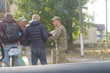 Співробітники ТЦК. Фото: Стіна